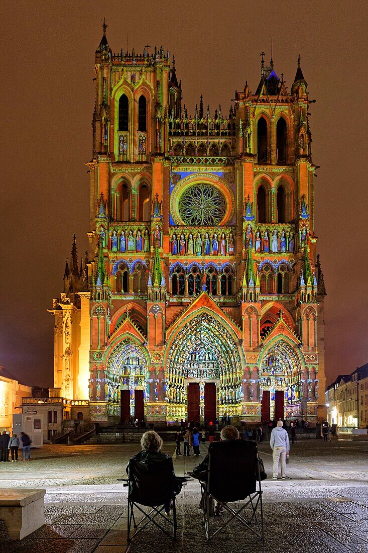 Frankreich,Somme,Amiens,Kathedrale Notre-Dame,Juwel der gotischen Kunst,von der UNESCO zum Weltkulturerbe erklärt,polychrome Ton- und Lichtshow, die die originale Polychromie der Fassaden präsentiert
