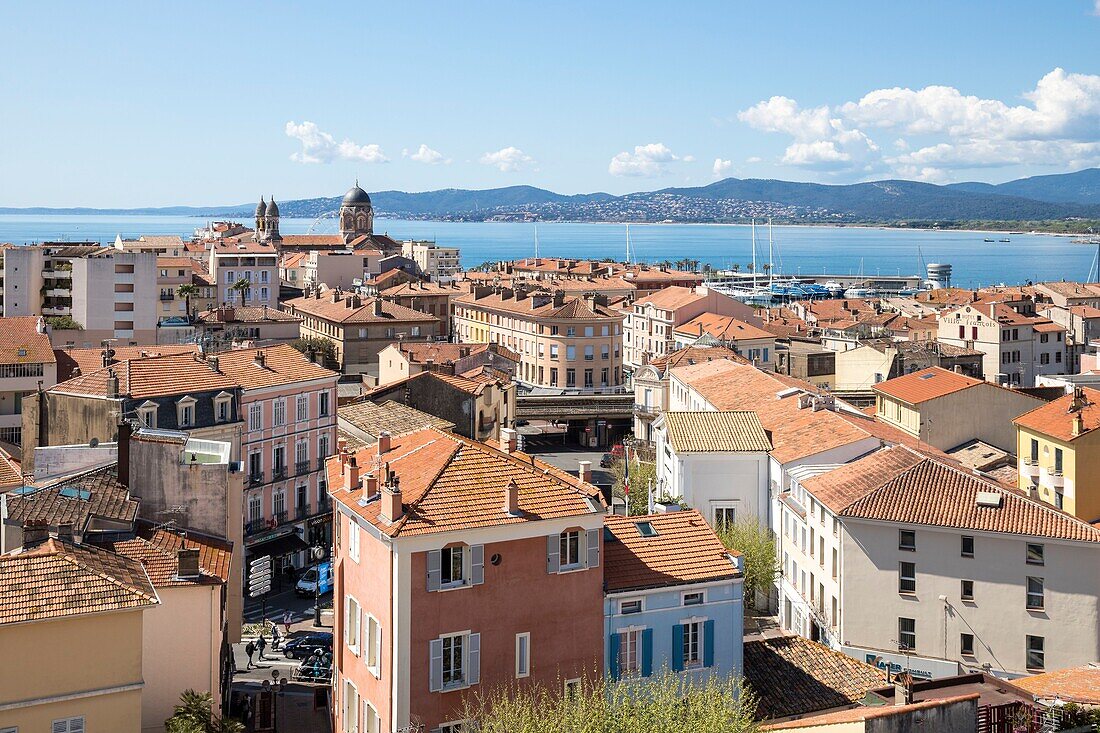 Frankreich,Var,Saint-Raphaël,die Altstadt und die Basilika Notre-Dame de la Victoire,das Maures-Massiv im Hintergrund