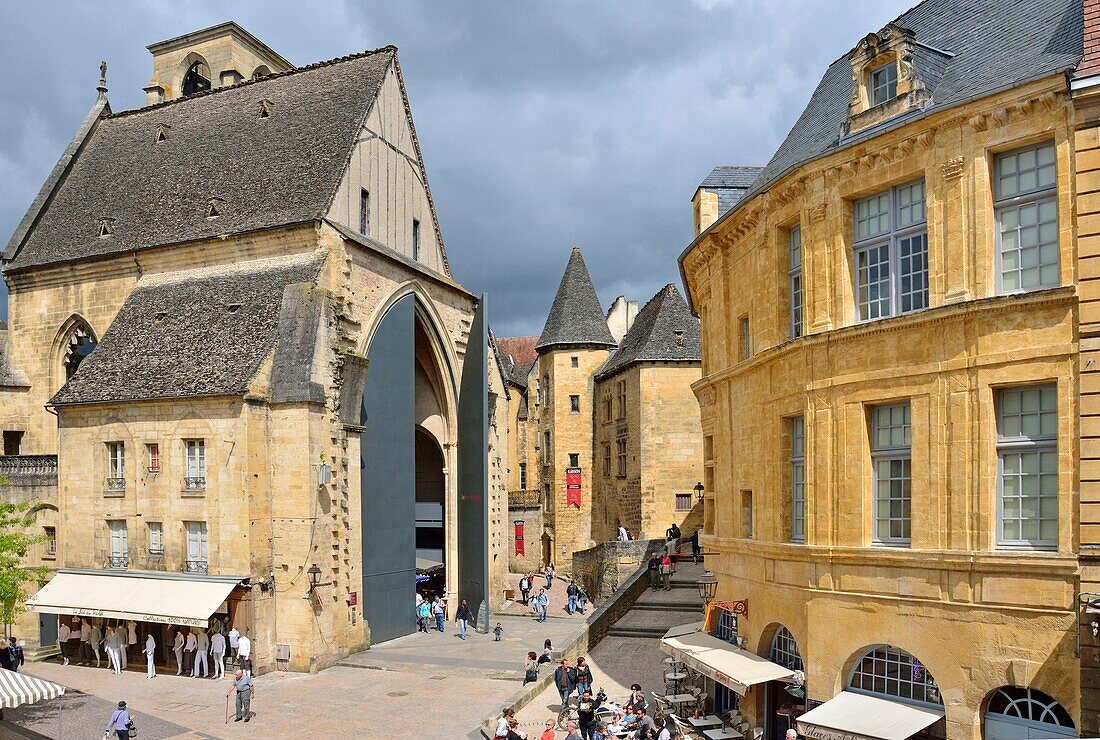 Frankreich,Dordogne,Perigord Noir,Dordogne-Tal,Sarlat la Caneda,Place de la Liberte,Cafe-Terrasse und alte Kirche Ste Marie im Hintergrund