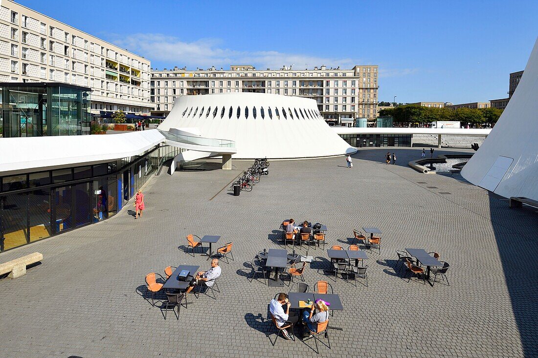 Frankreich,Seine Maritime,Le Havre,von Auguste Perret wiederaufgebaute Stadt, die von der UNESCO zum Weltkulturerbe erklärt wurde,Raum Niemeyer,Kleiner Vulkan von Oscar Niemeyer,Bibliothek