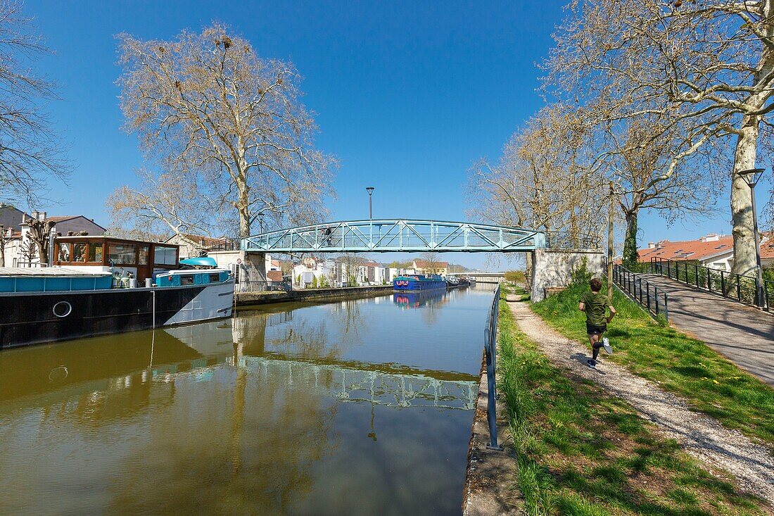 Frankreich,Meurthe et Moselle,Nancy,Wohnhäuser,Häuser,flache Boote und Jogger entlang des Meurthe-Kanals