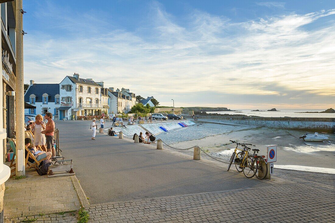 Frankreich,Morbihan,Saint-Pierre-Quiberon,Portivy an einem Sommerabend