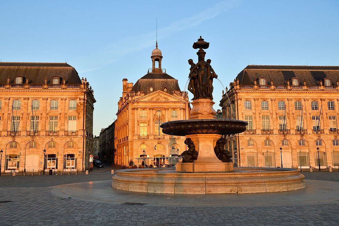Frankreich,Gironde,Bordeaux,von der UNESCO zum Weltkulturerbe erklärtes Gebiet,Saint-Pierre-Viertel,Place de la Bourse (Platz der Börse) und der Brunnen der drei Grazien