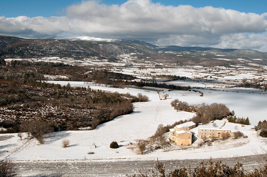 Frankreich,Vaucluse,Sault,Bauernhof unter Schnee