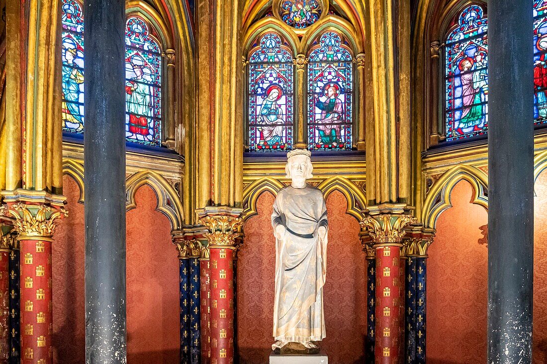 Frankreich,Paris,Weltkulturerbe der UNESCO,Ile de la Cite,Sainte Chapelle,Glasfenster der Unteren Kapelle,Statue des Heiligen Ludwig