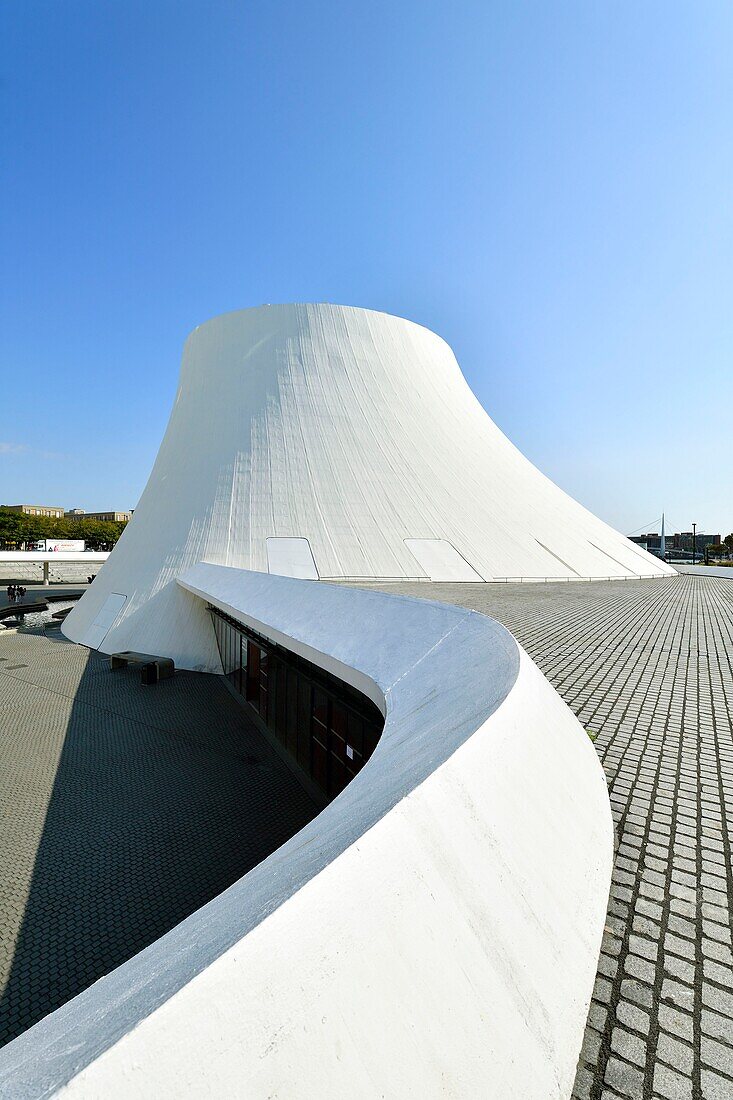 Frankreich,Seine Maritime,Le Havre,von Auguste Perret wiederaufgebaute Stadt, die von der UNESCO zum Weltkulturerbe erklärt wurde,Space Niemeyer,Le Volcan (Der Vulkan) vom Architekten Oscar Niemeyer,das erste in Frankreich gebaute Kulturzentrum