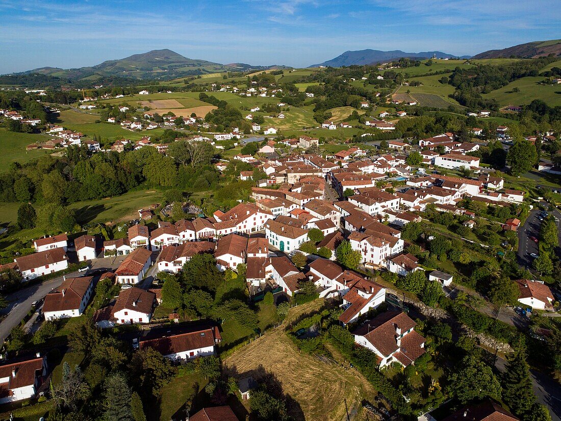 Frankreich,Pyrenees Atlantiques,Baskenland,Espelette (Luftaufnahme)