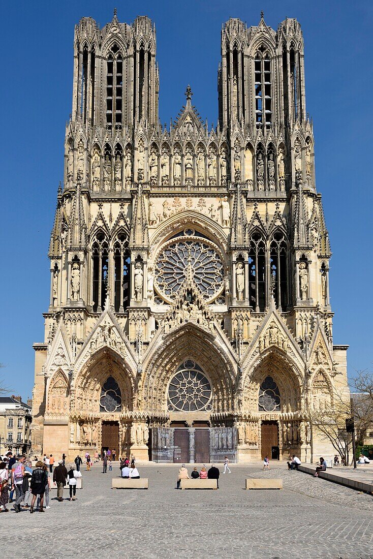 Frankreich,Marne,Reims,Kathedrale Notre Dame,Notre Dame Kathedrale,Fassade und Fußgängerzone