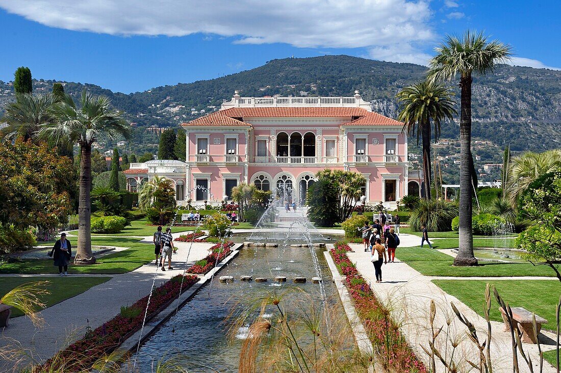 Frankreich,Alpes Maritimes,Saint Jean Cap Ferrat,Villa und Garten von Ephrussi de Rothschild,großer Teich und Wasserdüsen im französischen Garten