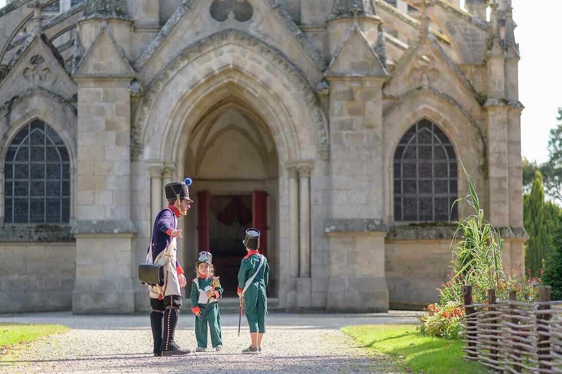 Frankreich,Morbihan,Pontivy,Kinderausflug auf den Spuren von Napoleon vor der Kirche St. Joseph Imperial