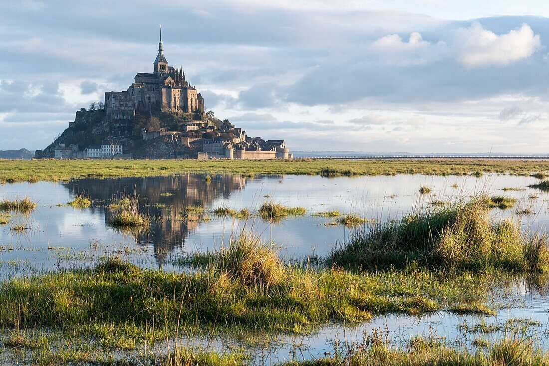Frankreich,Manche,Bucht von Mont Saint Michel,von der UNESCO zum Weltkulturerbe erklärt,Abtei von Mont Saint Michel,Sonnenaufgang