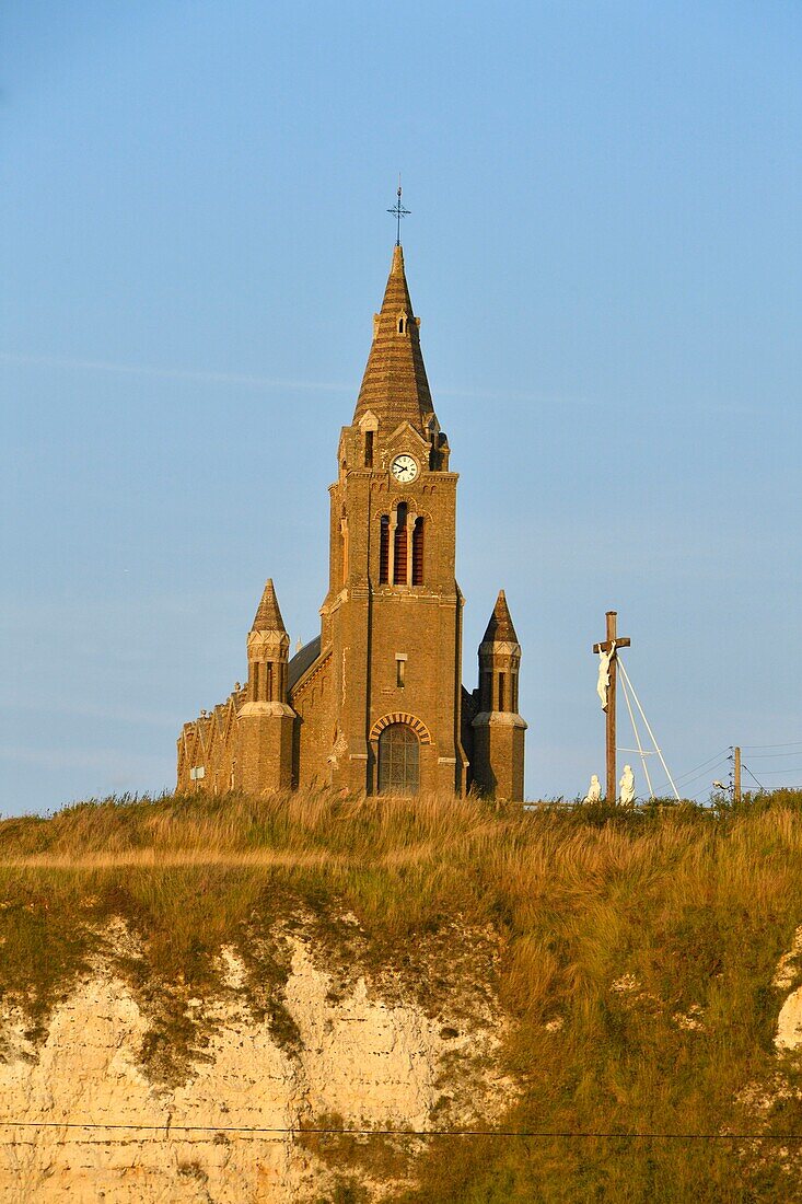 Frankreich,Seine Maritime,Pays de Caux,Cote d'Albatre,Dieppe,Kirche Notre Dame de Bon Secours aus dem Jahr 1876 auf der Spitze der nördlichen Klippe