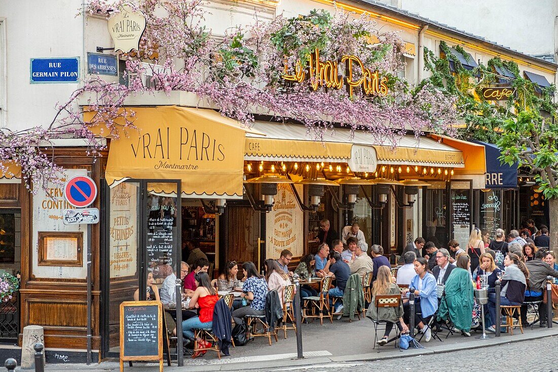 France,Paris,Montmartre district,cafe in the Rue des Abbesses,the Vrai Paris cafe