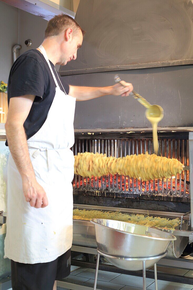 Frankreich,Hautes Pyrenees,Aure-Tal,Ancizan,Laden Geschichten von Kuchen,Herstellung eines Spießkuchens über einem Holzfeuer