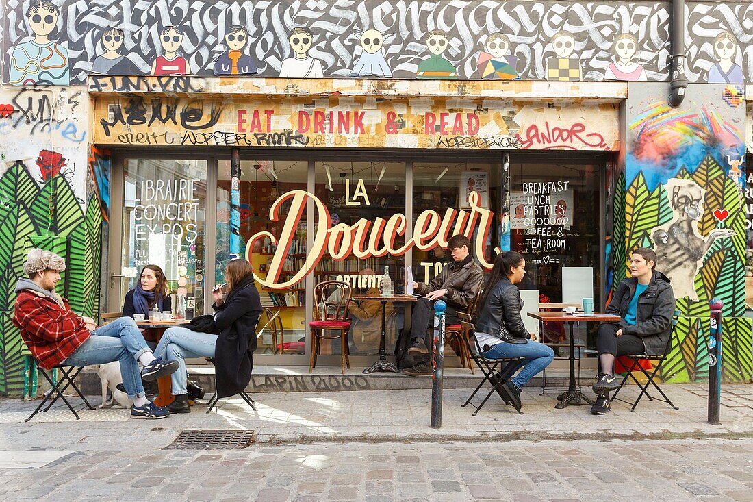 Frankreich,Paris,Straßenkunst,Graffitis und Wandmalereien in der Rue Denoyez,die Terrasse des Barbouquin,Cafe und Buchladen