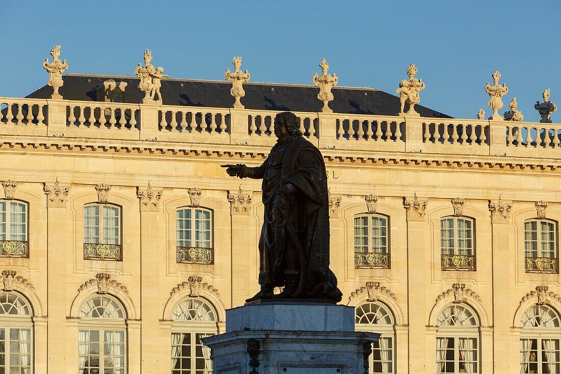 Frankreich,Meurthe et Moselle,Nancy,Stanislas-Platz (ehemaliger königlicher Platz), erbaut von Stanislas Leszczynski, König von Polen und letzter Herzog von Lothringen im 18. Jahrhundert, von der UNESCO zum Weltkulturerbe erklärt, Statue von Stanislas, Fassade des Grand Hotel de la Reine