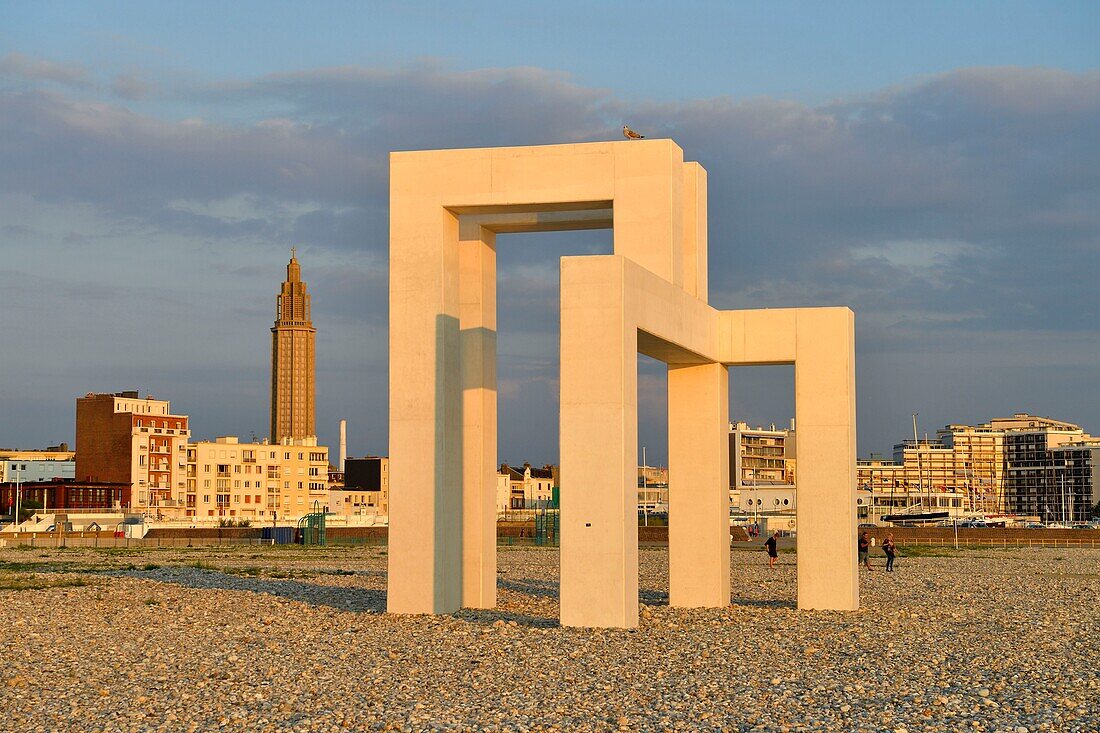 Frankreich,Seine Maritime,Le Havre,von Auguste Perret wiederaufgebaute Stadt,von der UNESCO zum Weltkulturerbe erklärt,am Strand zum Meer hin das Monumentalwerk UP # 3 von Lang und Baumann und im Hintergrund der Glockenturm der Kirche von Saint Joseph