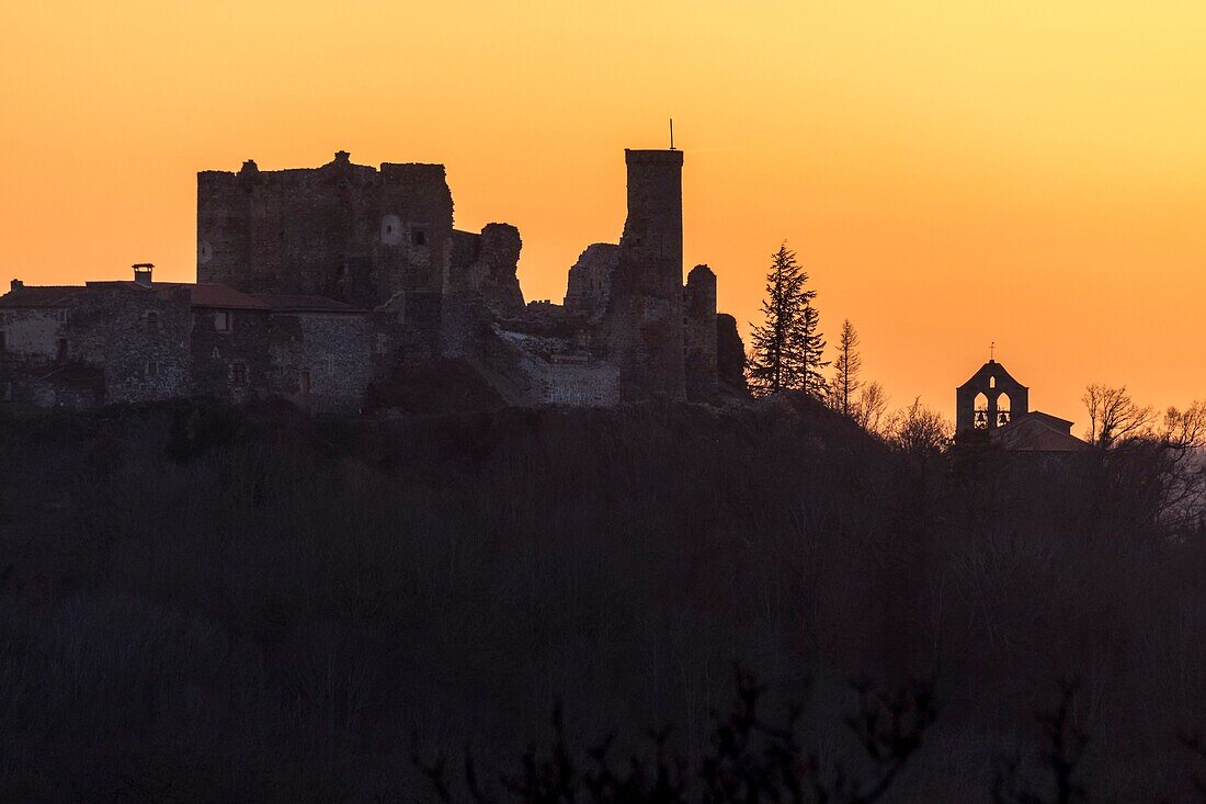 Frankreich,Puy de Dome,Schloss Montmorin,Schloss und Kapelle aus dem 12.