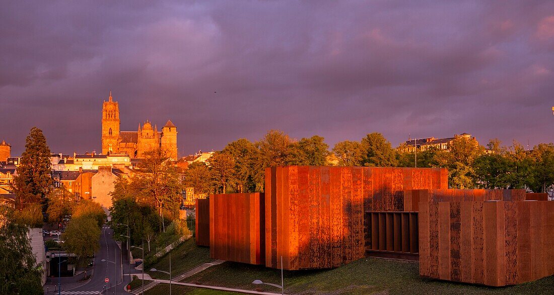 France,Aveyron,Rodez,the Soulages Museum,designed by the Catalan architects RCR associated with Passelac & Roques and Notre Dame cathedral