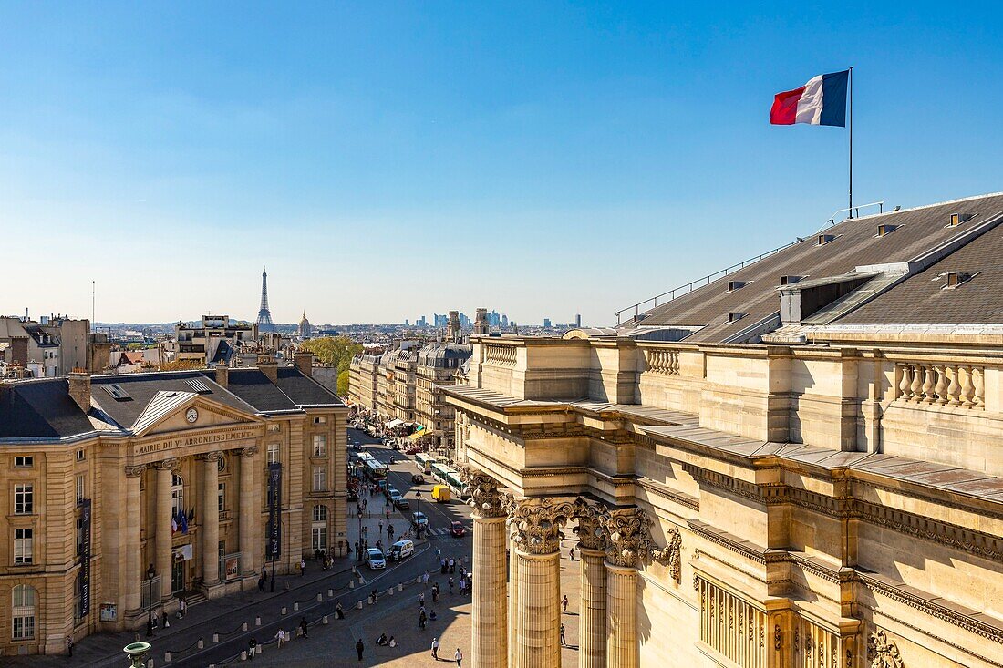 Frankreich,Paris,Quartier Latin,Pantheon (1790) im neoklassischen Stil,die Dächer und das Rathaus des 5.Arrondissements