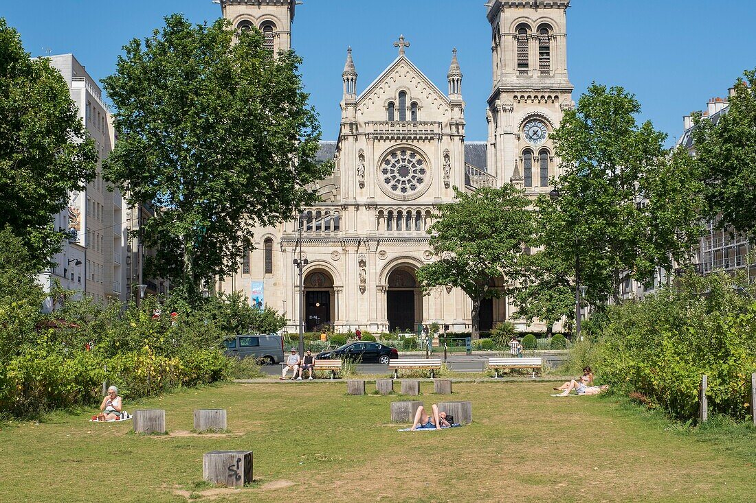 Frankreich,Paris,Saint Ambroise Kirche,Truillot Garten,Rasen gesäumt von blühenden Brachen,Weinreben und Obstbäumen