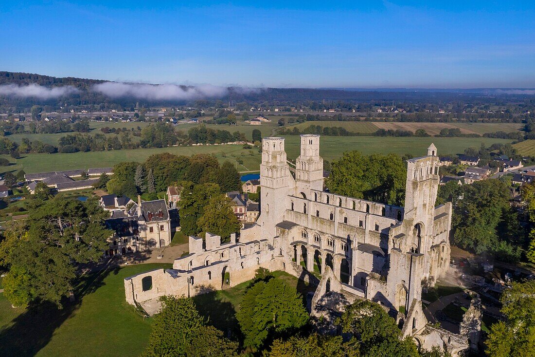 Frankreich,Seine-Maritime,Frankreich,Seine Maritime,Pays de Caux,Regionaler Naturpark der normannischen Seine-Mäander,Jumieges,Abtei Saint Pierre de Jumieges aus dem 7. Jahrhundert (Luftaufnahme)