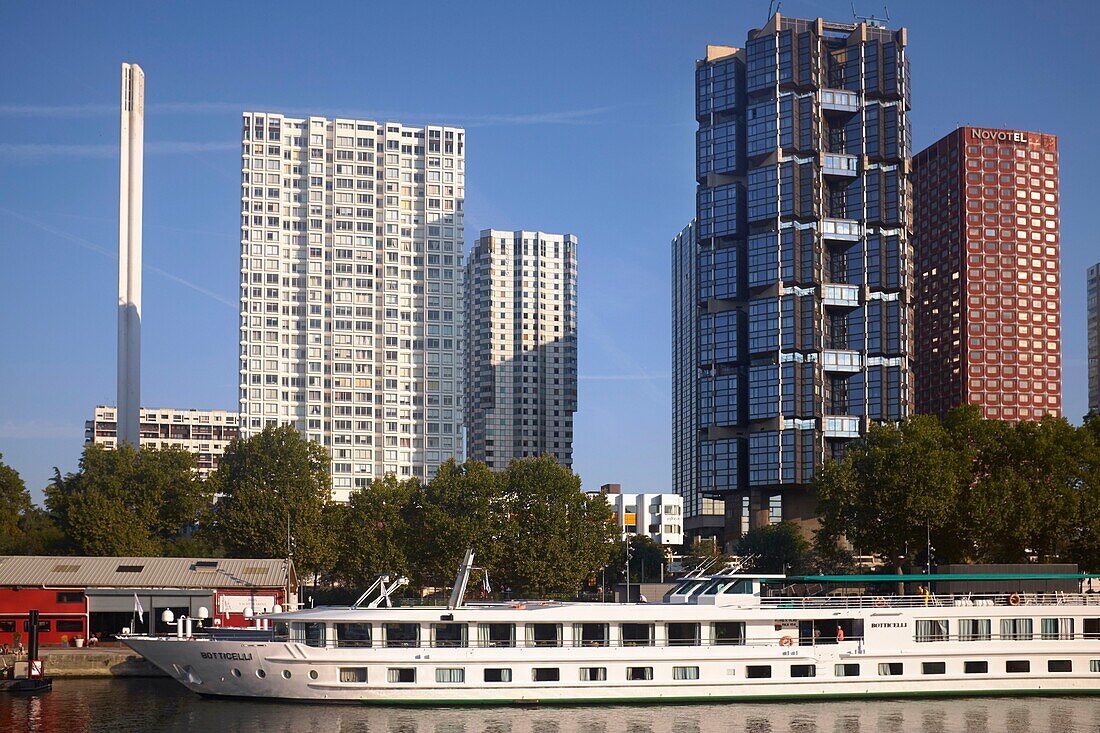 France,Paris,Banks of the Seine,Buildings of Front de Seine,Towers (Novotel,Totem,Flatotel,Avant Garde) and Chimney of the Beaugrenelle boiler and cruise ships