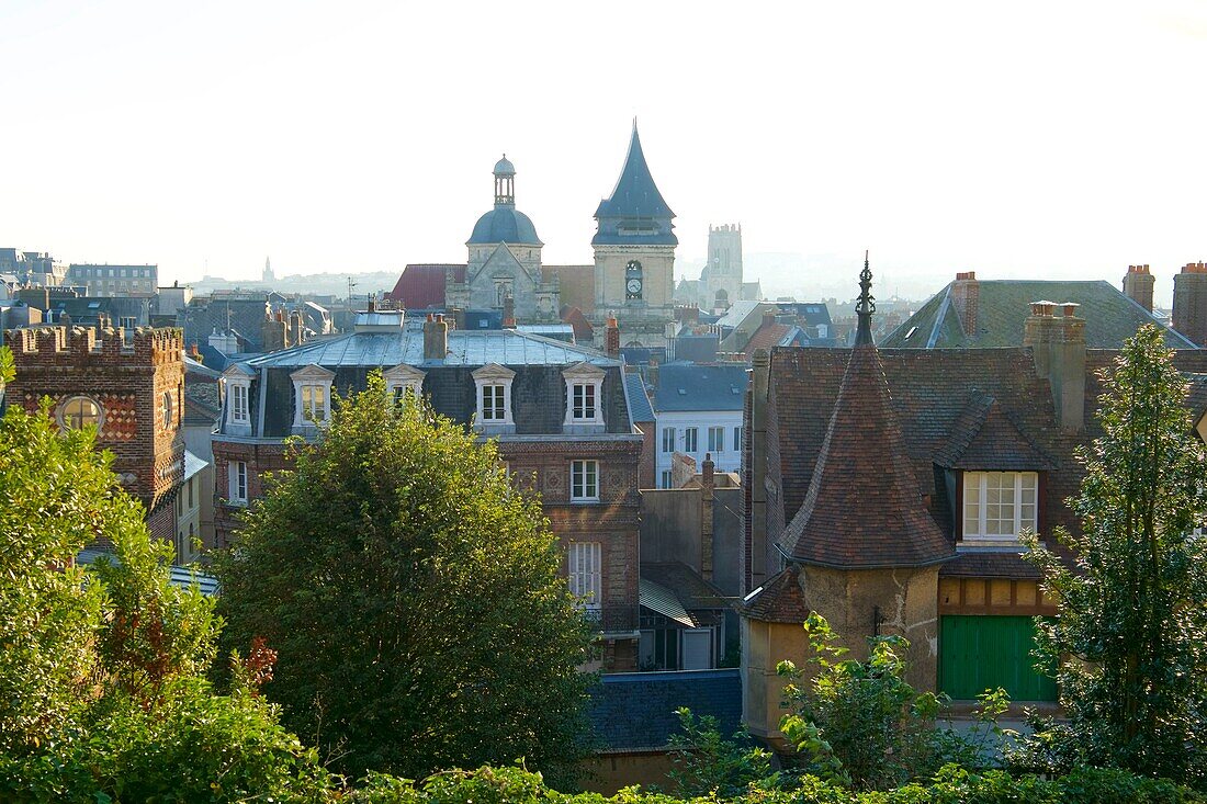 Frankreich,Seine Maritime,Pays de Caux,Cote d'Albatre,Dieppe,die Kirche Saint Remy und die Kirche Saint Jacques im Hintergrund