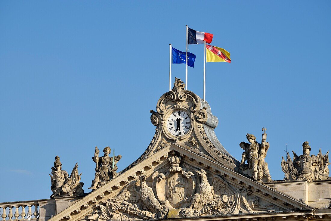 Frankreich,Meurthe und Mosel,Nancy,Place Stanislas (ehemaliger Place Royale) erbaut von Stanislas Leszczynski,König von Polen und letzter Herzog von Lothringen im achtzehnten Jahrhundert,klassifiziert Weltkulturerbe der UNESCO,Fassade und Uhr des Hotels der Stadt