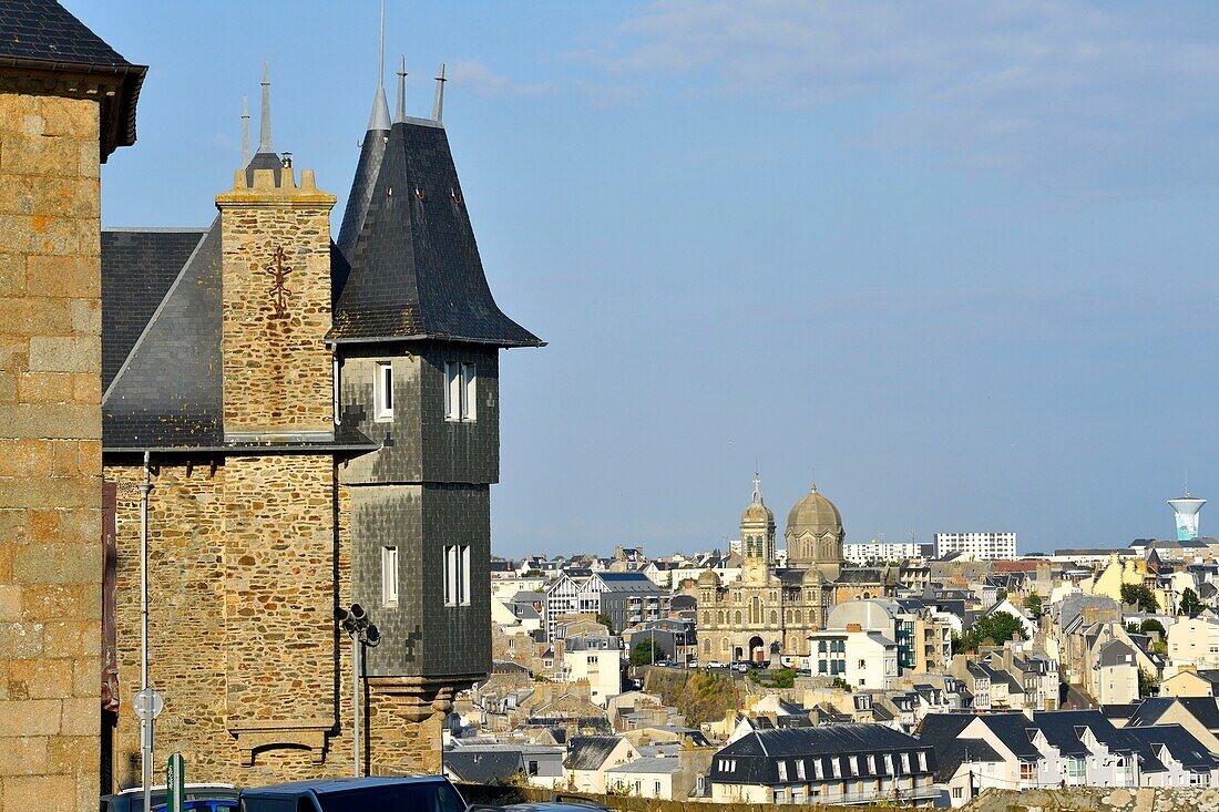 Frankreich,Manche,Cotentin,Granville,die Oberstadt auf einer felsigen Landzunge an der Ostspitze der Bucht des Mont Saint Michel,im Hintergrund die Kirche Saint Paul