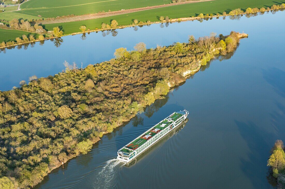 Frankreich,Eure,Saint Pierre la Garenne,Kreuzfahrtschiff Amadeus Diamond auf der Seine (Luftaufnahme)