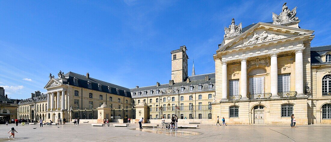 Frankreich,Cote d'Or,Dijon,von der UNESCO zum Weltkulturerbe erklärtes Gebiet,Brunnen auf dem Place de la Libération (Platz der Befreiung) vor dem Turm Philippe le Bon (Philipp der Gute) und dem Palast der Herzöge von Burgund, in dem sich das Rathaus und das Museum der Schönen Künste befinden