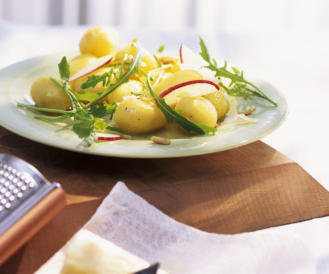 Marinierte Kartoffeln mit Apfelspalten, Parmesan & Rucola