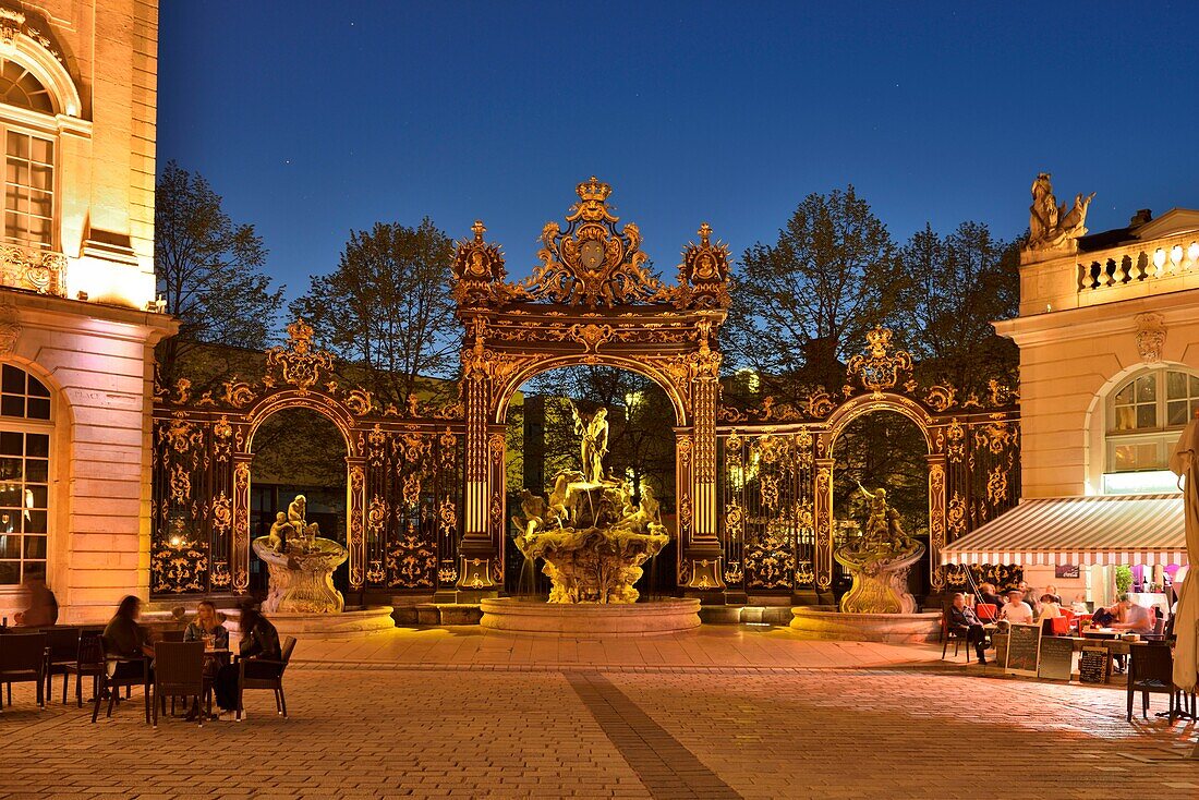 Frankreich,Meurthe und Mosel,Nancy,Place Stanislas (ehemaliger Place Royale) erbaut von Stanislas Leszczynski,König von Polen und letzter Herzog von Lothringen im 18. Jahrhundert,klassifiziert als Weltkulturerbe der UNESCO,Jean Lamour Cafe und Neptunbrunnen bei Nacht