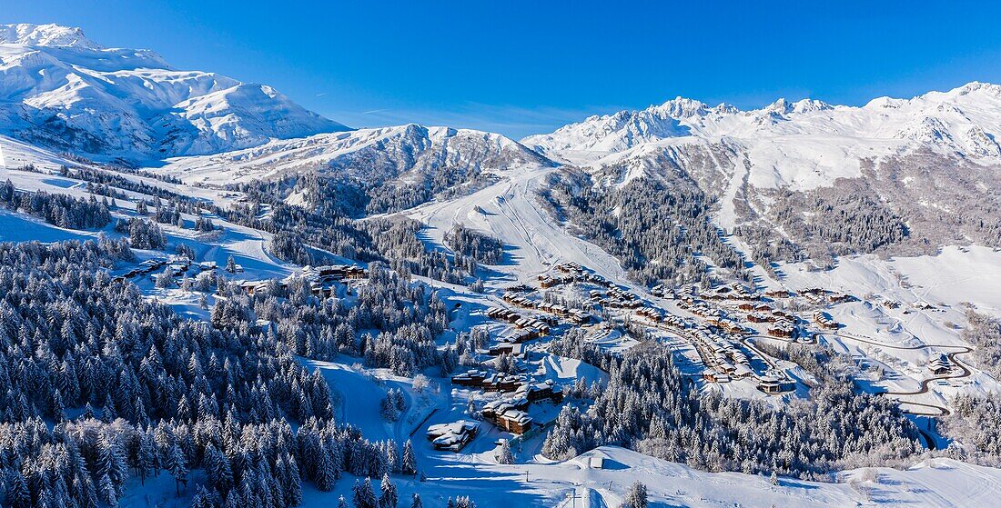 Frankreich,Savoie,Valmorel,Massiv der Vanoise,Tarentaise-Tal,Blick auf den Cheval Noir (2832m) und das Massiv von La Lauziere und den Grand pic de la Lauziere (2829m) (Luftaufnahme)