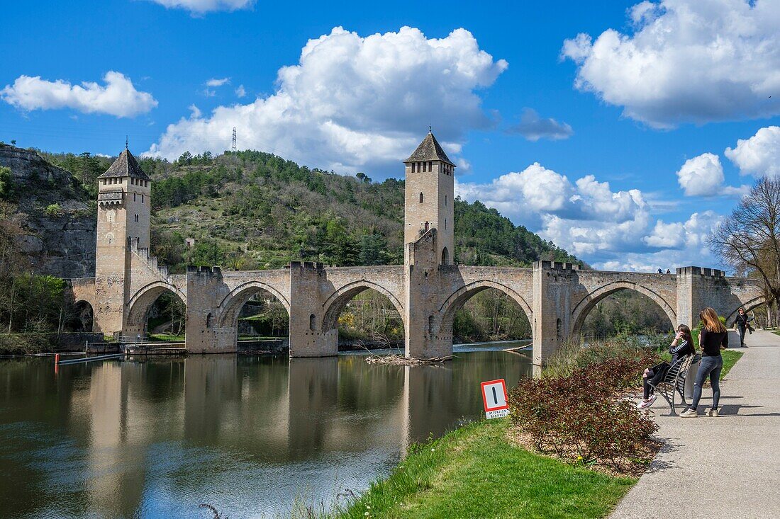 Frankreich,Lot,Quercy,Cahors,Die Valentre-Brücke über den Fluss Lot, aus dem 14. Jahrhundert, von der UNESCO zum Weltkulturerbe erklärt