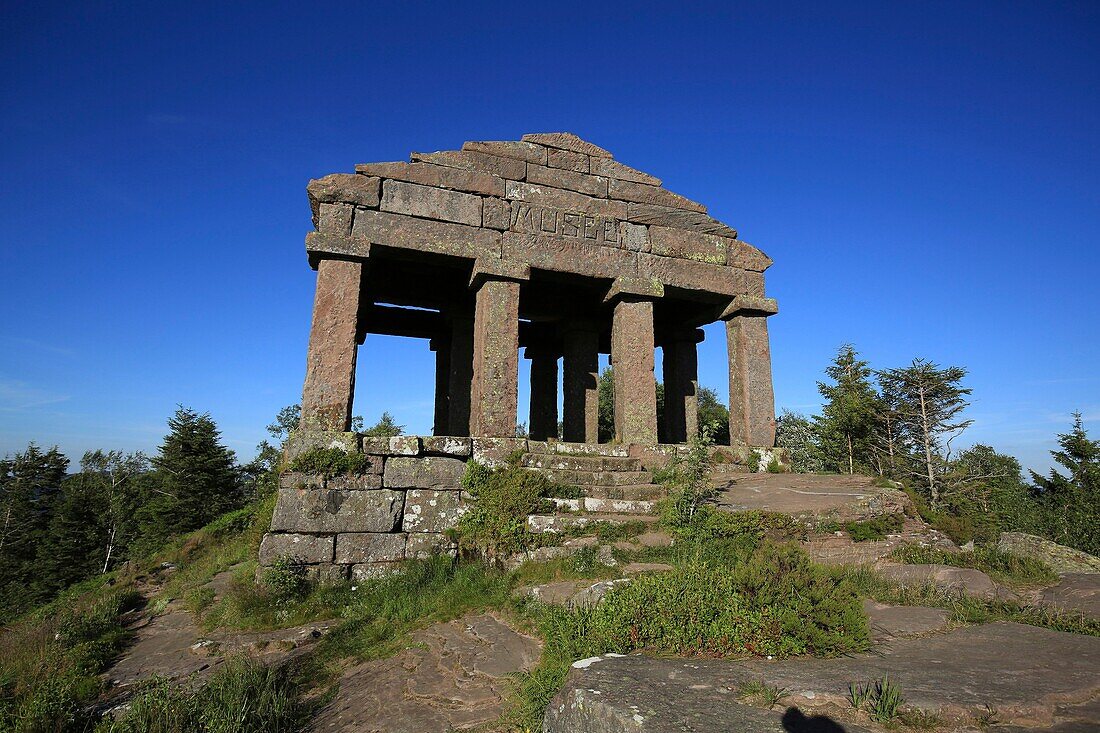 Frankreich,Bas Rhin,Der Tempel von Donon liegt 1.009 Meter über dem Meeresspiegel, er wurde 1869 auf dem Gipfel errichtet und ist das Werk des Architekten Louis Michel Boltz