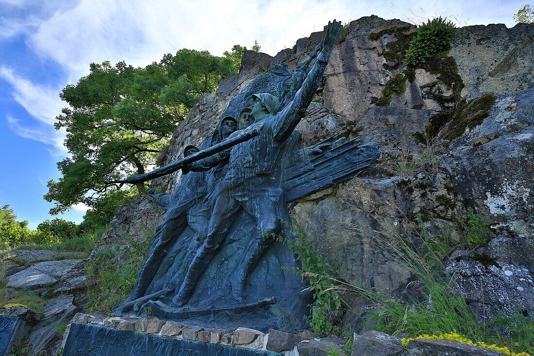 Frankreich,Haut Rhin,Hautes Vosges,Hartmannswillerkopf oder Vieil Armand,das Denkmal der 15 2,Diese monumentale Bronze zeugt von den Opfern der 15 2 Soldaten im April und Dezember 1915 am Hartmannswillerkopf,Es ist das Werk des Bildhauers Victor Antoine, der hier selbst in den Reihen der 15 2 gekämpft hat