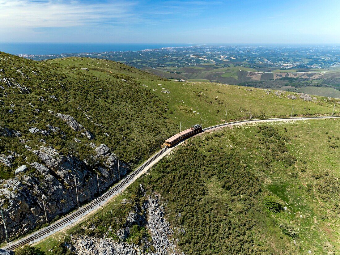 Frankreich,Pyrenees Atlantiques,Baskenland,Ascain,La Rhune,die Rhune-Bahn,kleine Zahnradbahn (Luftaufnahme)