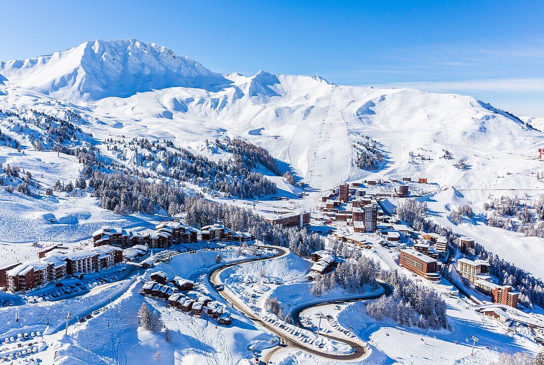 Frankreich,Savoie,Vanoise-Massiv,Tal der Haute Tarentaise,La Plagne,Teil des Paradiski-Gebietes,Blick auf Plagne-Dörfer und Plagne-Zentrum,(Luftaufnahme)