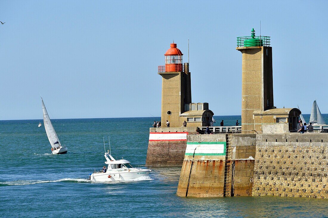 Frankreich,Seine Maritime,Pays de Caux,Cote d'Albatre (Alabasterküste),Fecamp,Leuchtturm am Eingang des Hafens
