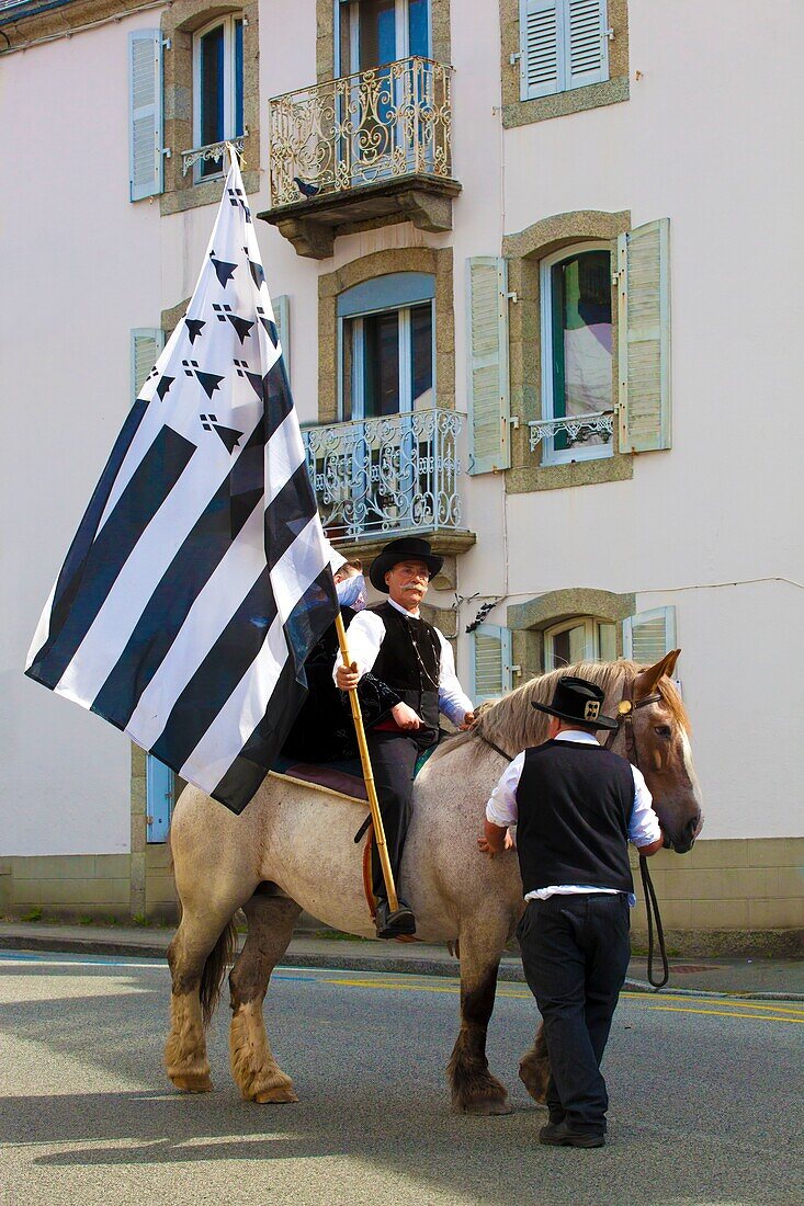 Frankreich,Finistere,Gorse Flower Festival 2015 in Pont Aven,Leiter der Parade zu Pferd