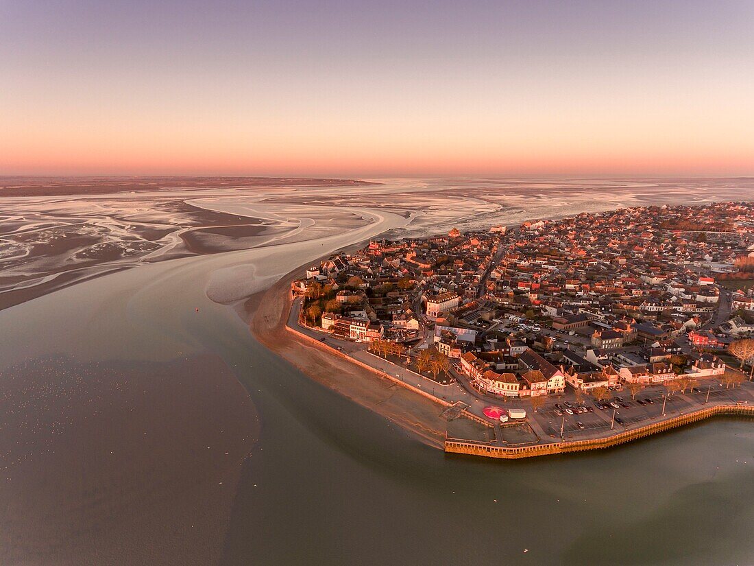 Frankreich,Somme,Baie de Somme,Le Crotoy,Luftaufnahme des Sonnenaufgangs über dem Dorf Crotoy und der von der Ebbe entdeckten Slikke