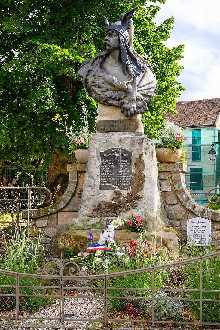 Frankreich,Seine-et-Marne,Barbizon,Regionaler Naturpark Gâtinais,Le Gaulois Statue von Ernest Revillon über dem Kriegerdenkmal
