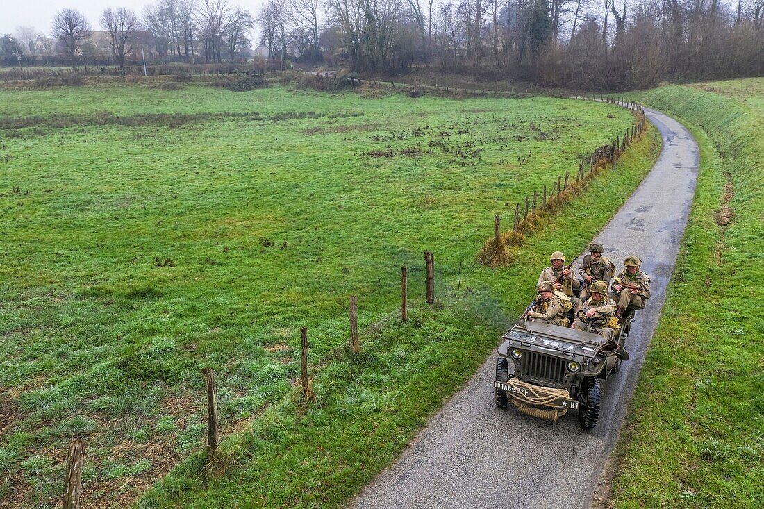 Frankreich,Eure,Sainte Colombe prés Vernon,Allied Reconstitution Group (US World War 2 and french Maquis historical reconstruction Association),Reenactors in Uniform der 101st US Airborne Division, die sich in einem Jeep Willys fortbewegen (Luftaufnahme)