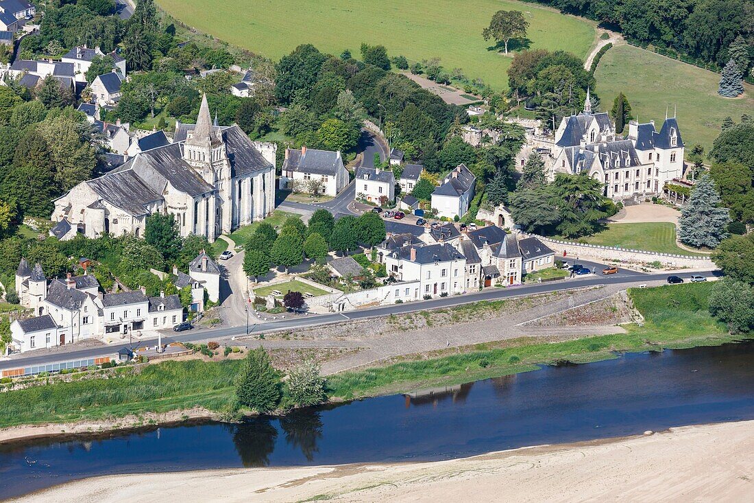 Frankreich,Maine et Loire,Loire, von der UNESCO zum Weltkulturerbe erklärt,Gennes Val de Loire,Cunault (Luftaufnahme)