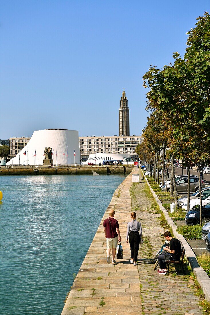 Frankreich,Seine Maritime,Le Havre,von Auguste Perret wiederaufgebaute Stadt, die von der UNESCO zum Weltkulturerbe erklärt wurde,das Hafenbecken,der Vulkan des Architekten Oscar Niemeyer und der Laternenturm der Kirche Saint Joseph