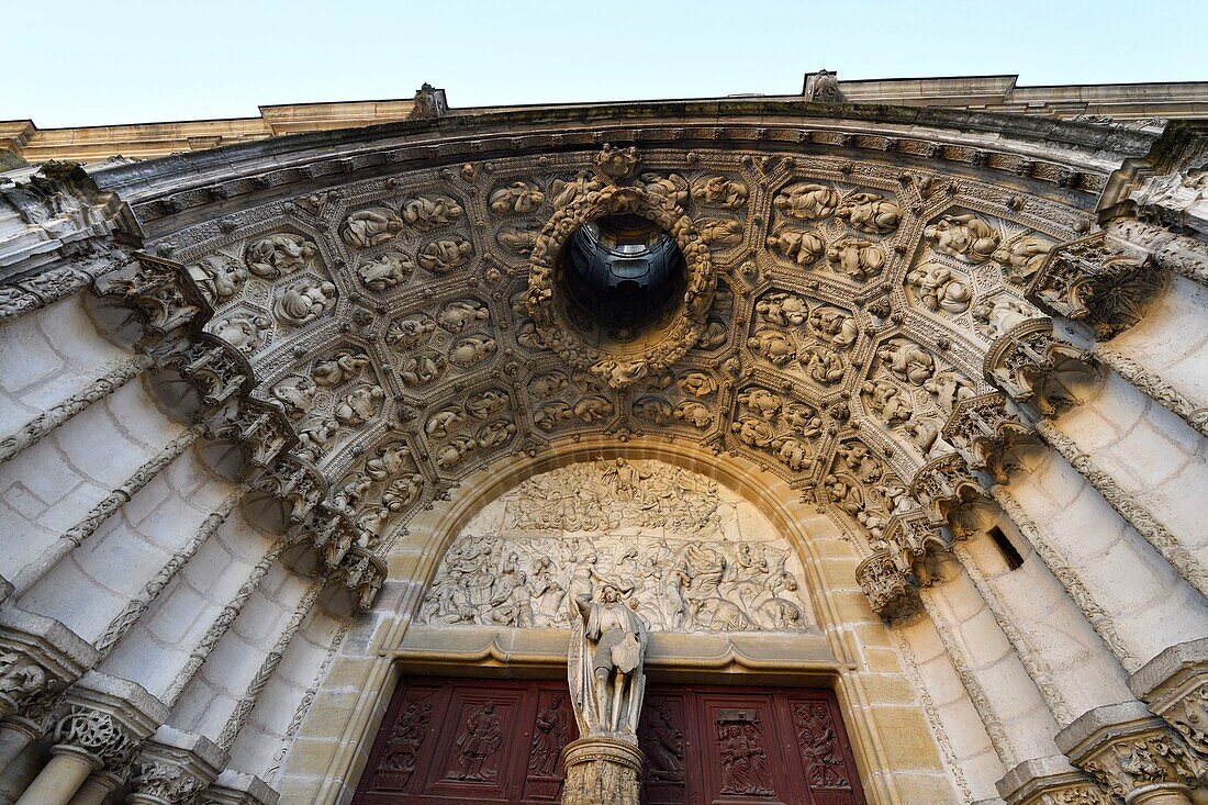 Frankreich,Cote d'Or,Dijon,von der UNESCO zum Weltkulturerbe erklärt,die Kirche Saint Michel,Vorhalle