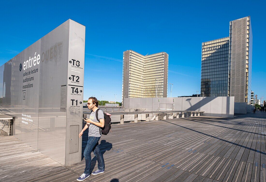 Frankreich,Paris,entlang des GR® Paris 2024 (oder GR75),Fernwanderweg der Metropole, der zur Unterstützung der Pariser Bewerbung für die Olympischen Spiele 2024 angelegt wurde,Pariser Stadtteil Rive Gauche,François Mitterrand, Standort der französischen Nationalbibliothek