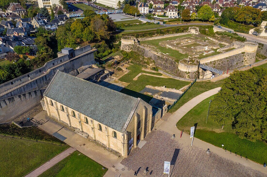 Frankreich,Calvados,Caen,die herzogliche Burg von Wilhelm dem Eroberer,der Schatzkammer-Saal (salle de l'Echiquier) und die Ruinen des Verlieses im Hintergrund (Luftaufnahme)